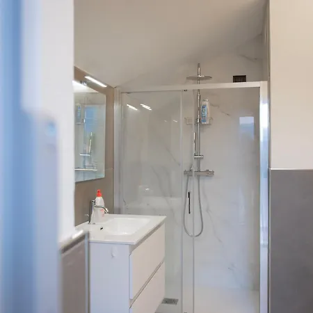 Foresteria Dambro -2 Min Walk To Bernina Express 3* טיראנו